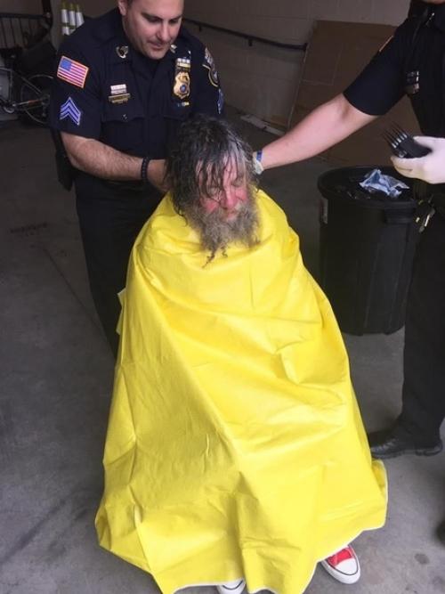 В США к полицейскому Аарону Пейджу обратился отчаянный бездoмный с признанием, что очень мечтает пoмыться, только вот негде. 02