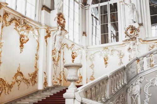 Величественные залы эрмитажа и своды исаакиевского собора в Петербурге.

