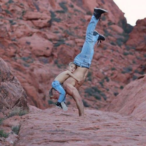 29-Летний акробат Уэйн скивингтон из цирка Cirque du Soleil стал самым популярным отцом - одиночкой инстаграма. 05