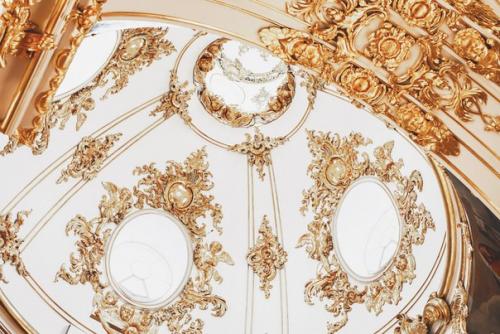 Величественные залы эрмитажа и своды исаакиевского собора в Петербурге. 02