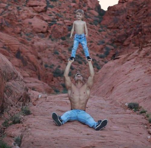 29-Летний акробат Уэйн скивингтон из цирка Cirque du Soleil стал самым популярным отцом - одиночкой инстаграма. 04