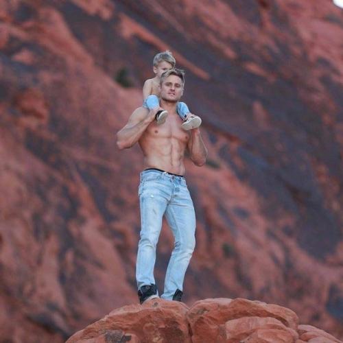 29-Летний акробат Уэйн скивингтон из цирка Cirque du Soleil стал самым популярным отцом - одиночкой инстаграма. 03