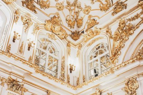 Величественные залы эрмитажа и своды исаакиевского собора в Петербурге. 08