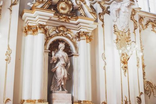 Величественные залы эрмитажа и своды исаакиевского собора в Петербурге. 07