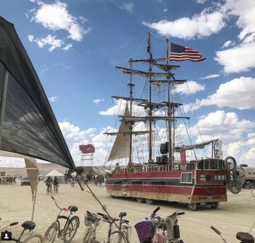 27 августа в неваде начался 32-й фестиваль Burning Man - самый сюрреалистичный фестиваль под открытым небом. 01