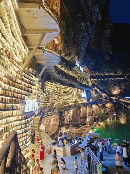 Книжный магазин на КРАЮ обрыва. 02