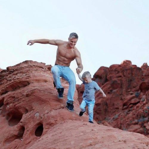 29-Летний акробат Уэйн скивингтон из цирка Cirque du Soleil стал самым популярным отцом - одиночкой инстаграма. 01