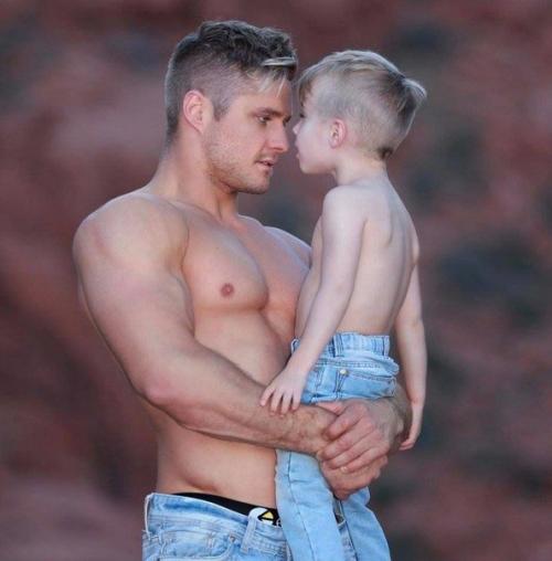 29-Летний акробат Уэйн скивингтон из цирка Cirque du Soleil стал самым популярным отцом - одиночкой инстаграма. 06