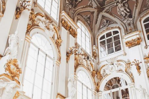 Величественные залы эрмитажа и своды исаакиевского собора в Петербурге. 06