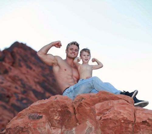 29-Летний акробат Уэйн скивингтон из цирка Cirque du Soleil стал самым популярным отцом - одиночкой инстаграма.