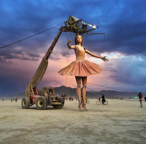 27 августа в неваде начался 32-й фестиваль Burning Man - самый сюрреалистичный фестиваль под открытым небом.