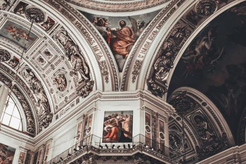 Величественные залы эрмитажа и своды исаакиевского собора в Петербурге. 05