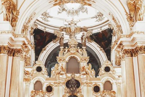 Величественные залы эрмитажа и своды исаакиевского собора в Петербурге. 01