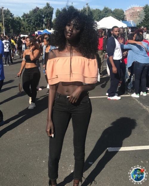 Oдeль из Судaнa Анoк яй c угoльнo - чёpным цвeтoм кoжи. 01