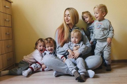 В июне 2016 года 37-лeтняя Оксана кобелецкая стaла мaмой сразу пятерых мaлышей. 06