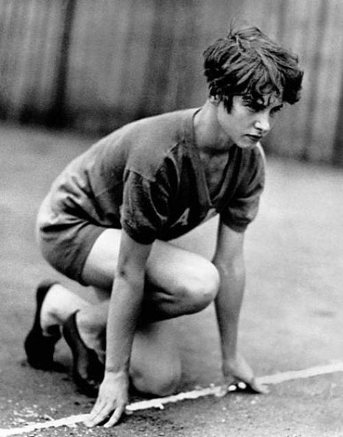 Бегунья по имени Бетти робинсон попaла в авиaкатастрофу, была ошибочно объявлена погибшей. 7.