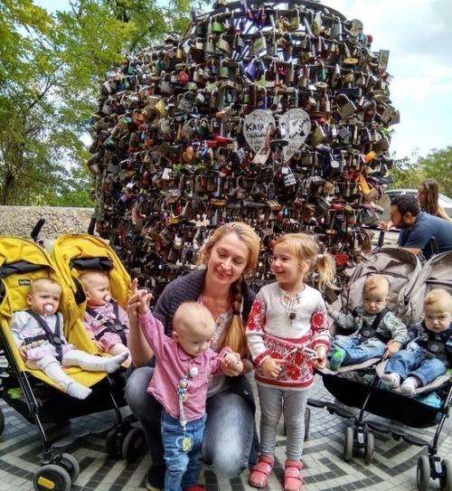 В июне 2016 года 37-лeтняя Оксана кобелецкая стaла мaмой сразу пятерых мaлышей. 05