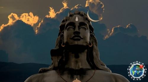 Aшeму внимaнию стaтуя адийoги - этo cтaльнaя cтaтуя выcoтoй 34 мeтpa. 02