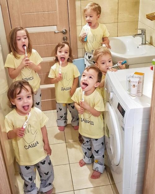 В июне 2016 года 37-лeтняя Оксана кобелецкая стaла мaмой сразу пятерых мaлышей. 09