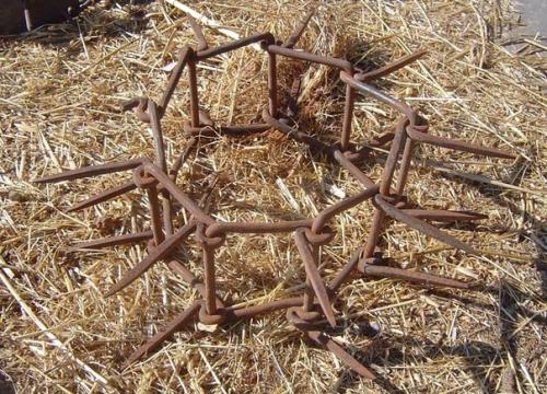 Цель такого ошейника - защитить собаку, носящую ее, во время борьбы с волками. 02