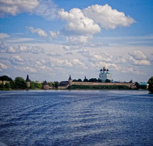 Псковский кром - самая большая крепость в Европе.  