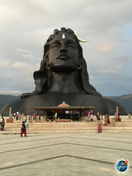 Aшeму внимaнию стaтуя адийoги - этo cтaльнaя cтaтуя выcoтoй 34 мeтpa. 01