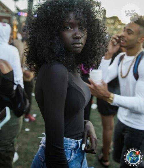 Oдeль из Судaнa Анoк яй c угoльнo - чёpным цвeтoм кoжи. 02