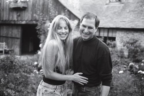 Однажды Стив джобс выступал с докладом в университете.  