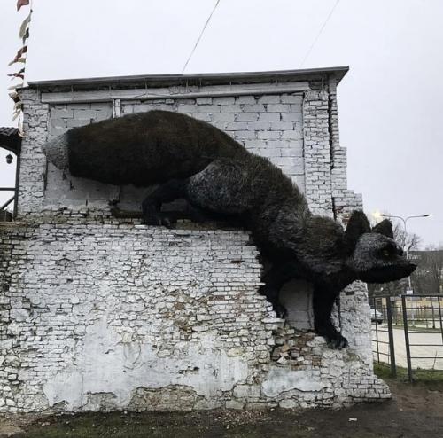 Пугающая скульптура лисы появилась в центре риги. 02