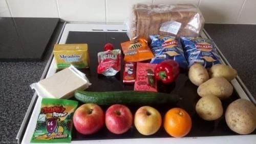 В Англии школьники всё ещё на удалёнке, но свои обеды они получают по расписанию. 01