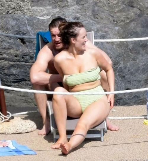 Жена Конора макгрегора в купальнике его поклонников разочаровала. 
