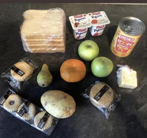 В Англии школьники всё ещё на удалёнке, но свои обеды они получают по расписанию. 03