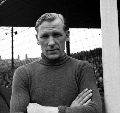 В финале кубка Англии по футболу 1956 года вратарь Манчестер Сити Берт траутманн получил удар коленом по шее.