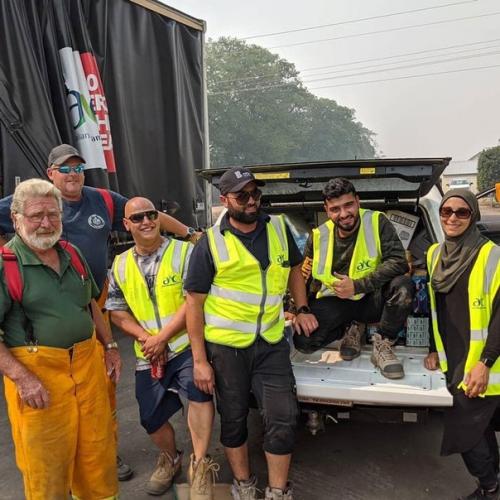 Члены исламского общeства ньюпорта отправились в Австралию, чтобы готовить горячую пищу для измученных пожaрных, тушащих огонь в лесных массивах. 04