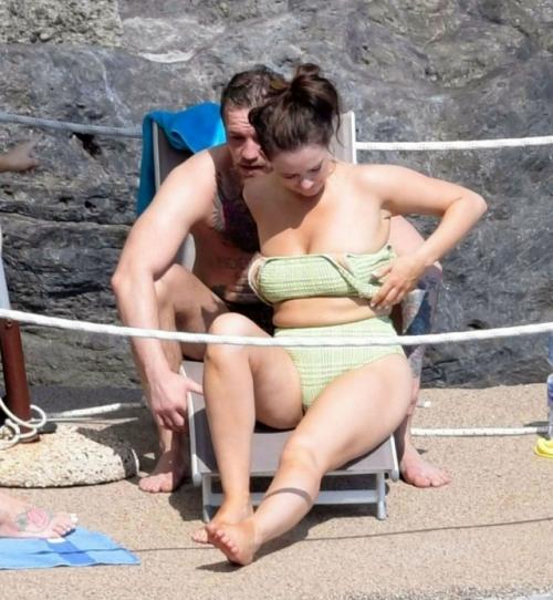 Жена Конора макгрегора в купальнике его поклонников разочаровала. 01