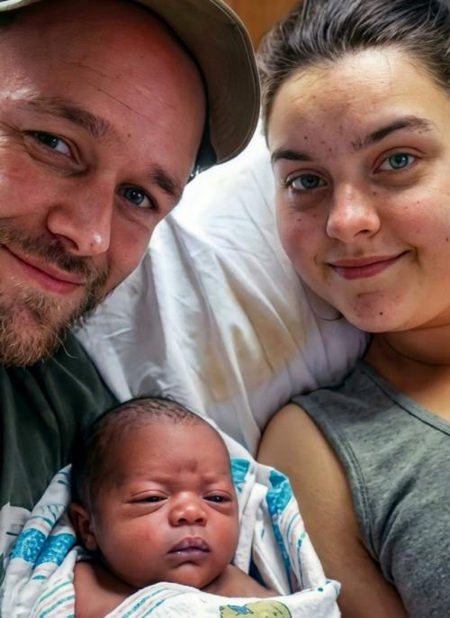 Американская пара оказалась в центре внимания после того, как их новорождённый малыш родился с кожей значительно темнее, чем у обоих родителей. 01