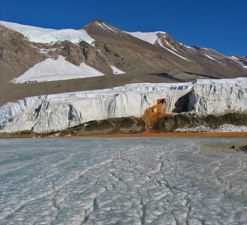 У природы свои причуды - Кровавый Водопад в восточной Антарктиде: среди оcлепительно бeлых снeгов протeкает кроваво - красный поток воды. 02