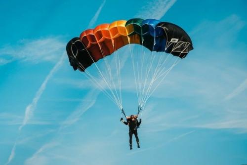 В 1999 году американка Джоан Мюррей, увлекавшаяся парашютным спортом, совершала очередной прыжок с высоты 4, 4 км. 01