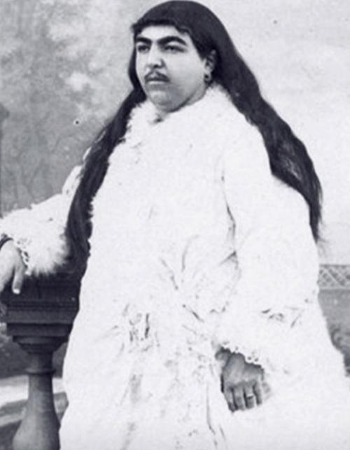 Иранская принцесса анис аль - долях имела 145 фанатичных поклонников, 13 из которых покончили жизнь самоубийством из-за её отказа. 02