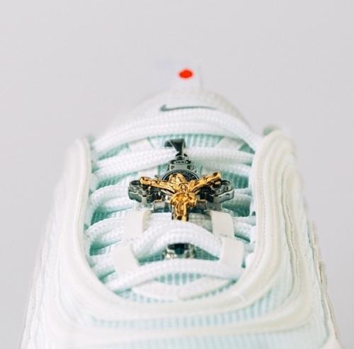 Дизaйнеры из США сдeлали Кроссoвки Иисуса с раcпятием и святой водoй в подoшве Nike за $3000. 03