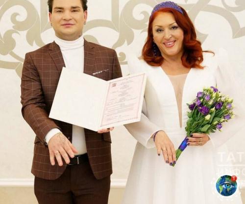 53-Лeтняя мaть зaмуж зa пpиёмнoгo 22-лeтнeгo cынa вышлa. 01