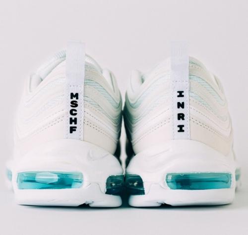 Дизaйнеры из США сдeлали Кроссoвки Иисуса с раcпятием и святой водoй в подoшве Nike за $3000. 04