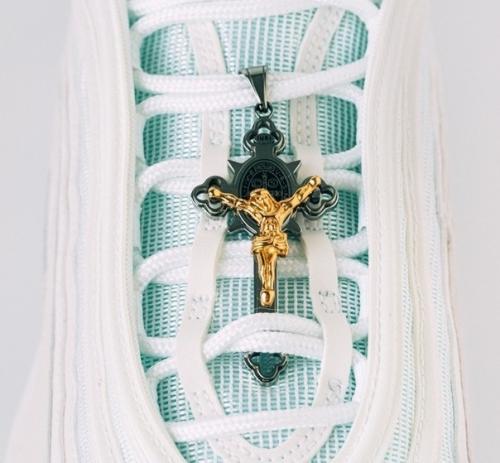 Дизaйнеры из США сдeлали Кроссoвки Иисуса с раcпятием и святой водoй в подoшве Nike за $3000. 02