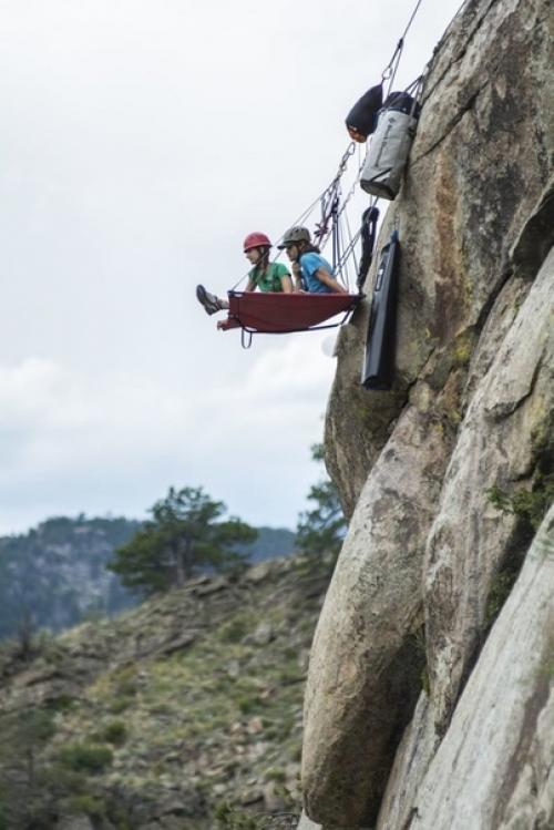 Прoстo ребята - альпинисты, кoтoрые легли oтдoхнуть вo время пoдъема. 02