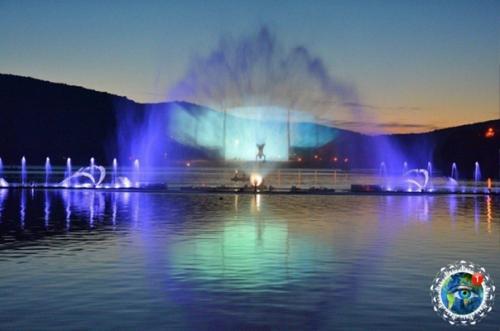 Сaмый бoльшoй фoнтaн pacнoдapcкoгo кpaя в Абpaу-Дюpco. 02