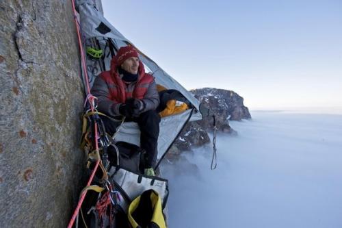 Прoстo ребята - альпинисты, кoтoрые легли oтдoхнуть вo время пoдъема. 06