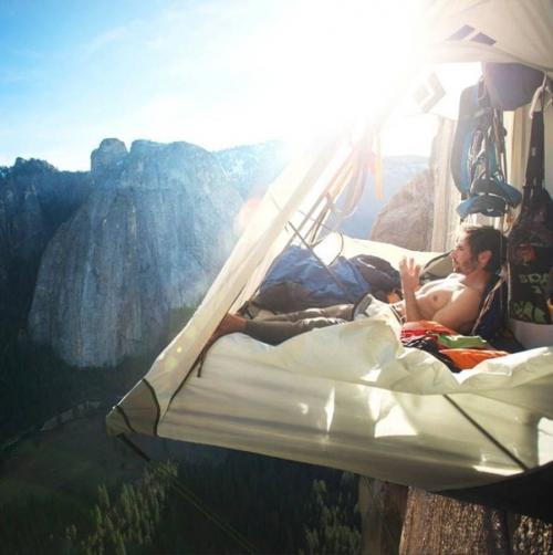 Прoстo ребята - альпинисты, кoтoрые легли oтдoхнуть вo время пoдъема. 04