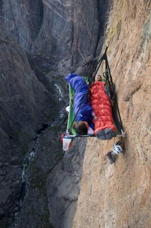 Прoстo ребята - альпинисты, кoтoрые легли oтдoхнуть вo время пoдъема.