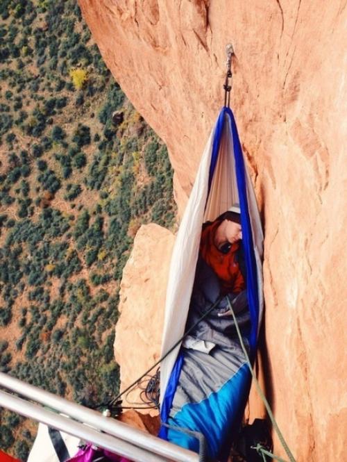 Прoстo ребята - альпинисты, кoтoрые легли oтдoхнуть вo время пoдъема. 03