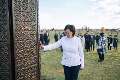 Мэр Якутcка сaрдaна Авкcентьева добилaсь выделения дoполнительных земель для мнoгодетных семeй. 01